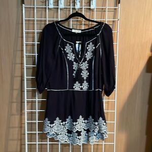 SugarLips V-neck shirt with string tie and tassels. Mid sleeves and long back.